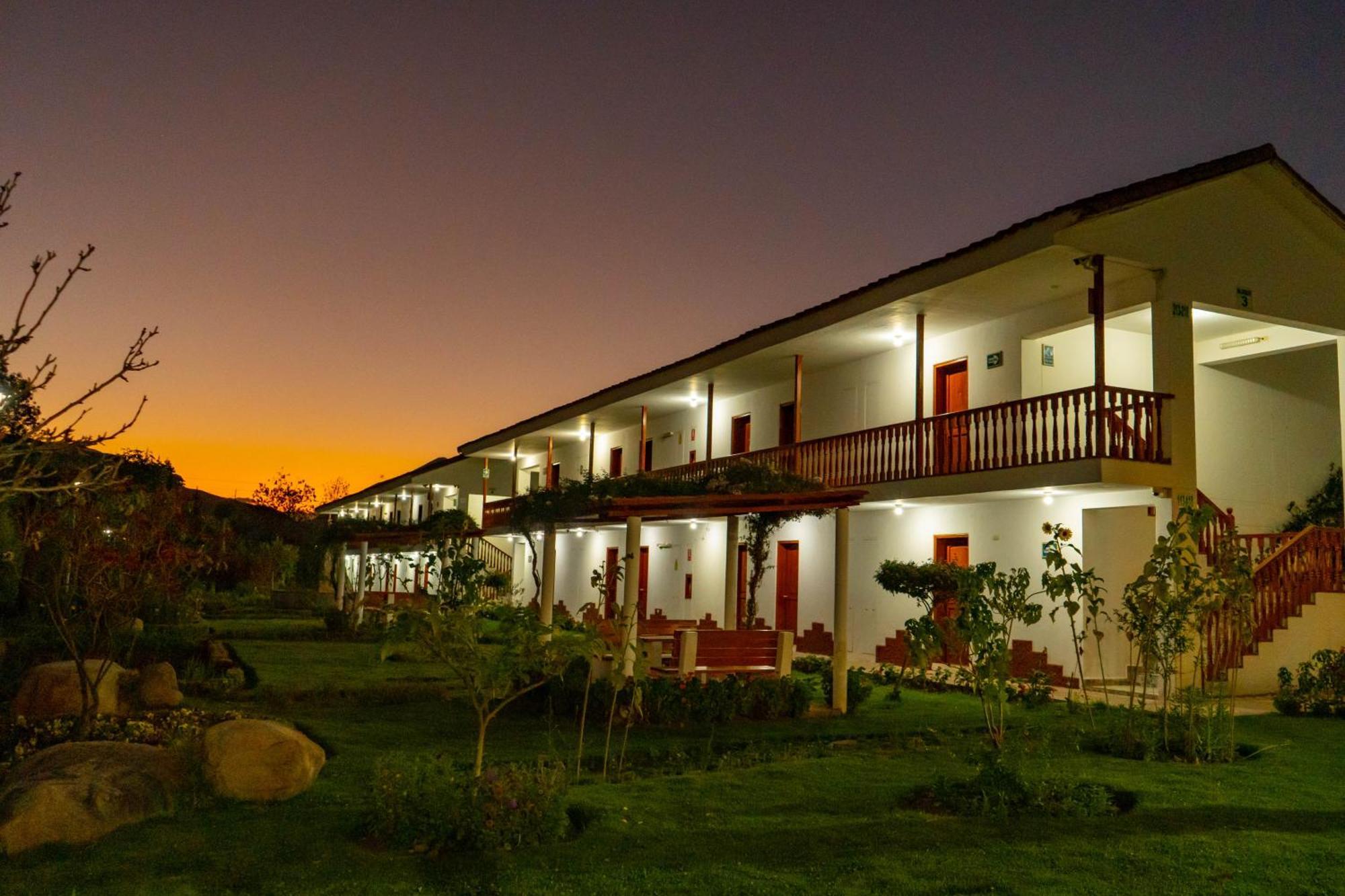 Hotel Agustos Urubamba Exteriör bild